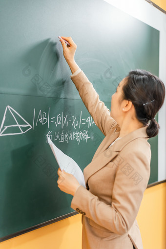 校园生活女老师上课写黑板