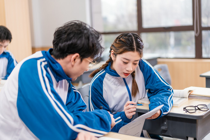 校园生活男女学生上课交流问题图片