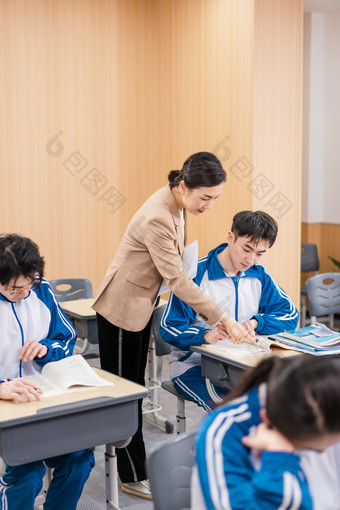 上课写黑板课堂里老师和同学一起举手教室老师环抱学生看看向镜头课堂