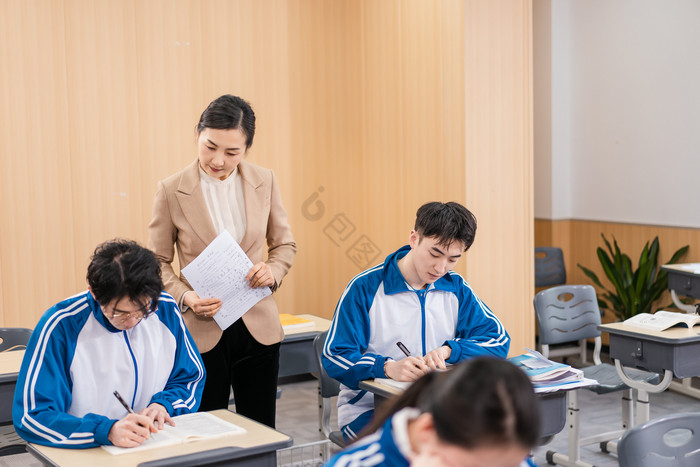 校园生活老师指导学生图片