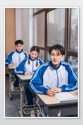 校园生活高中生认真上课