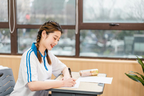 校园生活女学生上课写题