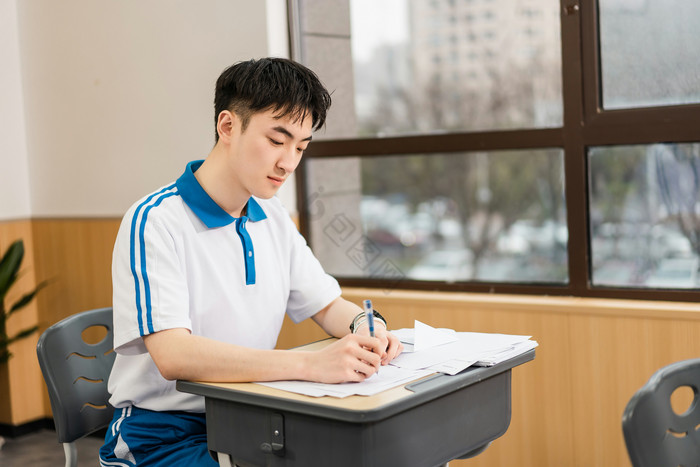 校园生活男学生上课写题图片