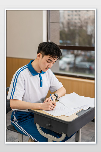 校园生活男学生上课做写题