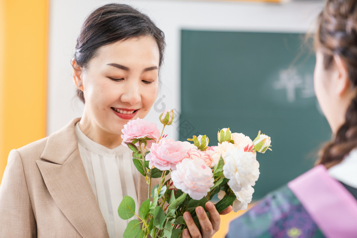 校园生活教师教师节收花图片