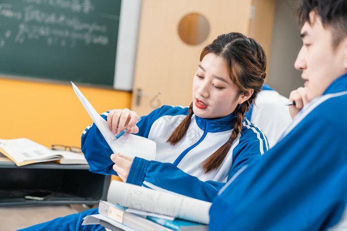 校园生活女学生给同学讲解题目图片