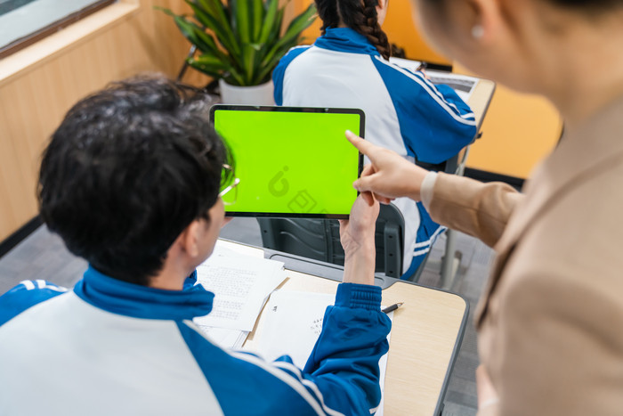 校园生活教师辅导男学生图片