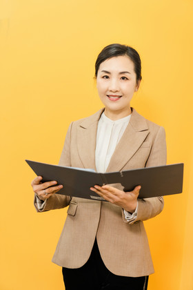 执教棍教育培训插画教师节金色戴眼镜女教师讲课教师节短发女教师形象