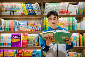 校园生活男学生图书馆阅读