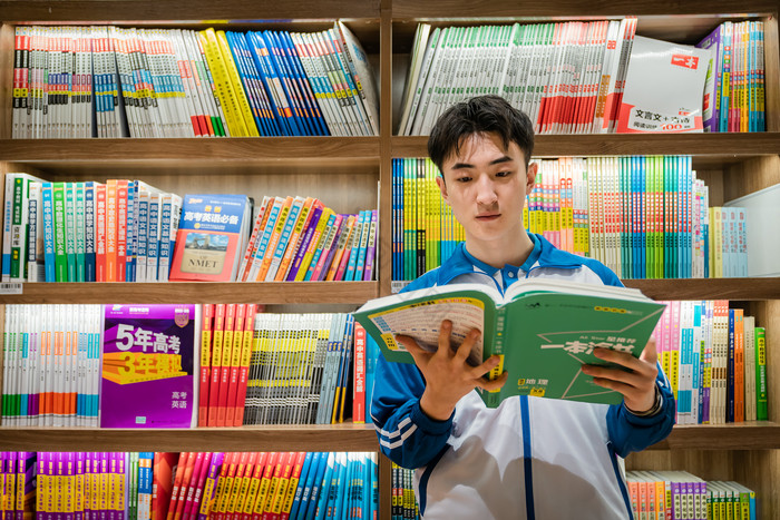 校园生活男学生图书馆阅读图片