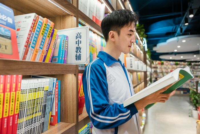 校园生活男学生图书馆阅读侧视图图片