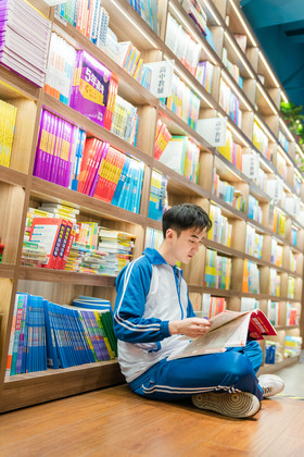 校园生活男学生图书馆阅读坐姿