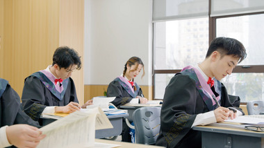 教室里认真看书学习做题的大学生实拍