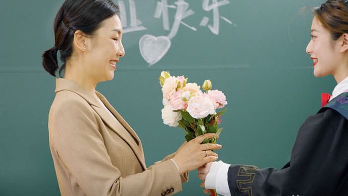 毕业季学生感谢感恩老师送鲜花实拍