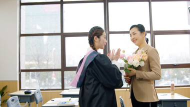 教师节女学生给老师送花送祝福实拍