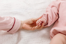 大手拉小手婴儿小手与父亲大手父亲节婴儿小手与大手亲子手势大手小手