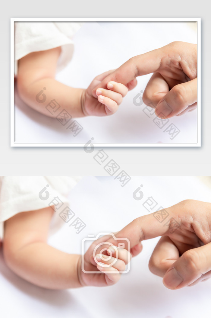 婴儿抓住父亲的手
