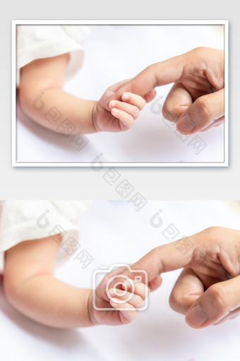 婴儿抓住父亲的手图片