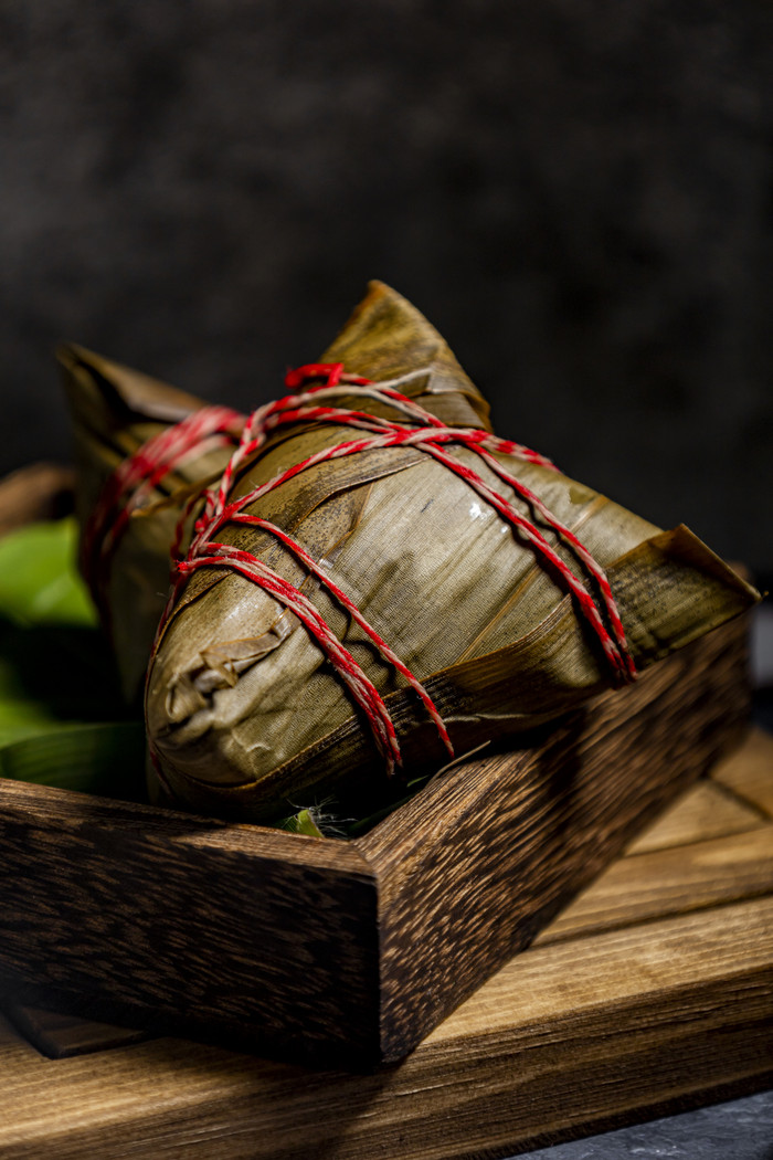 端午节肉粽子茶点节日思念暗调摄影实拍图片