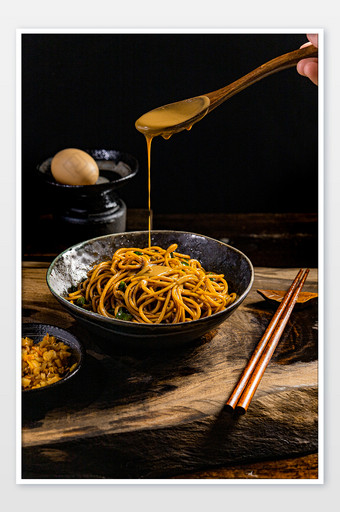 武汉闻名早点美食热干面芝麻酱调味摄影图图片