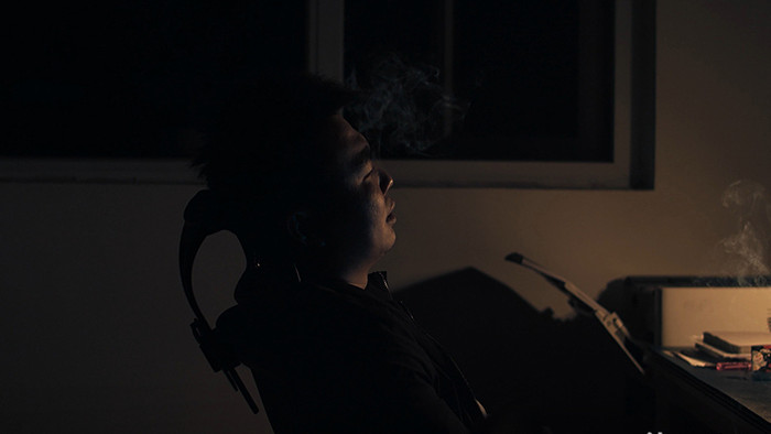 4K实拍年轻人晚上靠在椅子上抽烟视频素材