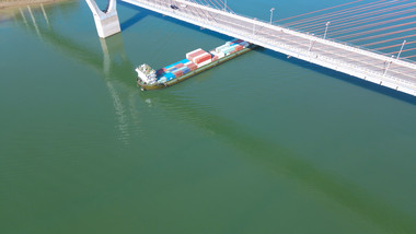 4K航拍集装箱轮船驶过万里长江经济发展