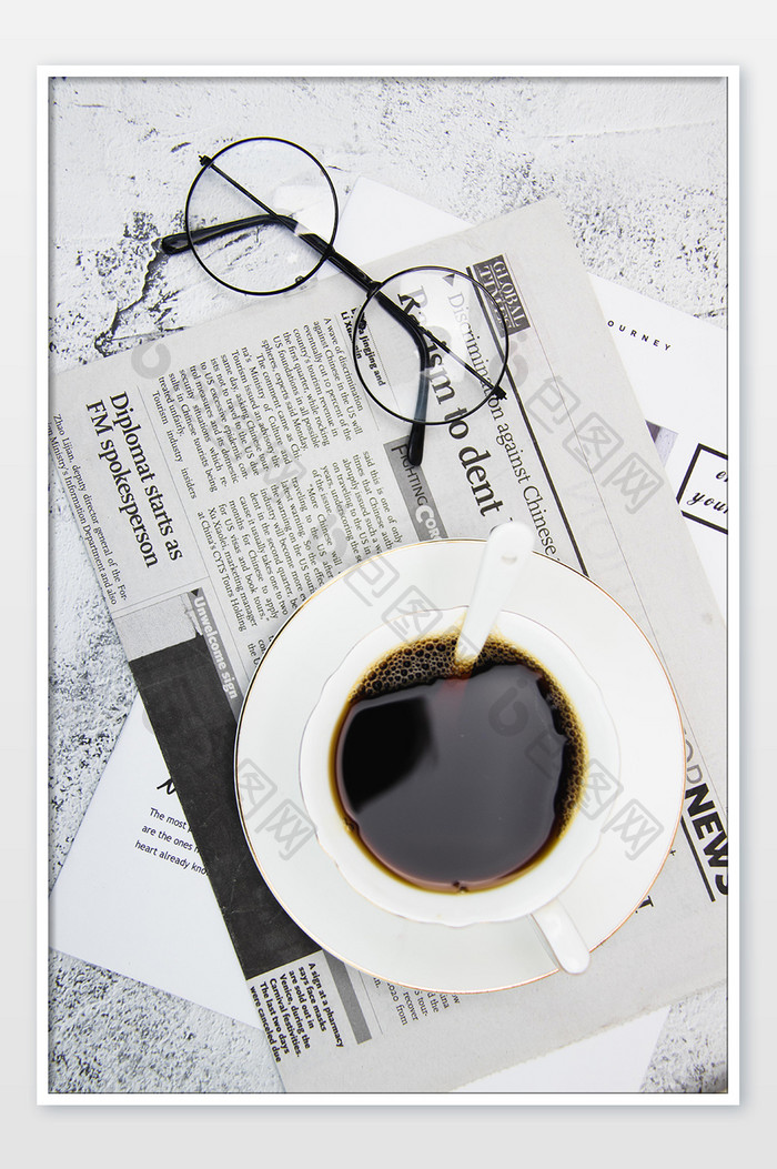 阅读报纸和咖啡背景