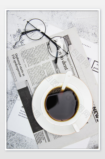 阅读报纸和咖啡背景图片