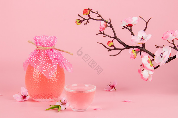 粉色桃花花枝和桃花酒图片