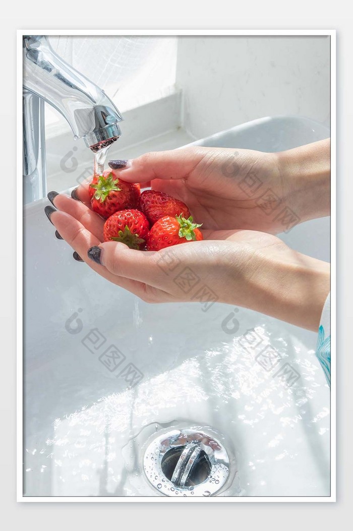 水龙头水洗草莓摄影图图片图片