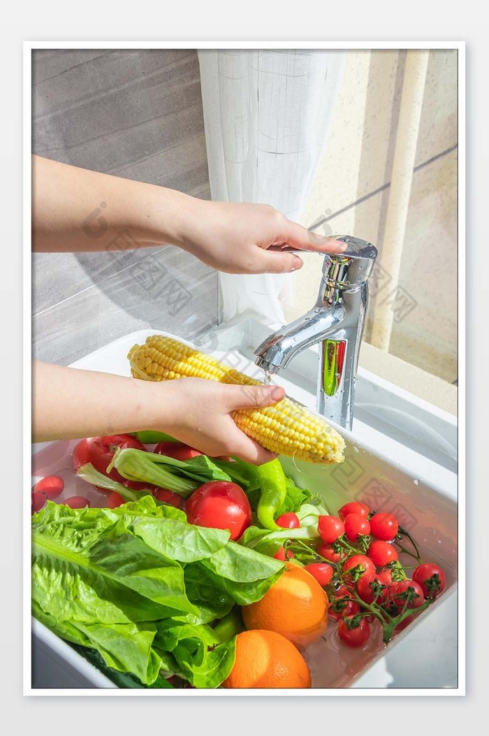 水洗蔬菜水果摄影图