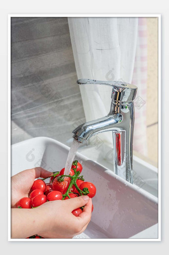 水洗小西红柿摄影图图片