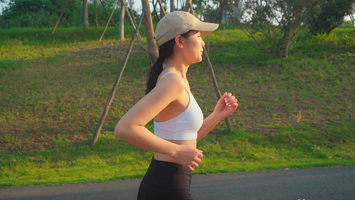 4K实拍公园里女子跑步视频素材