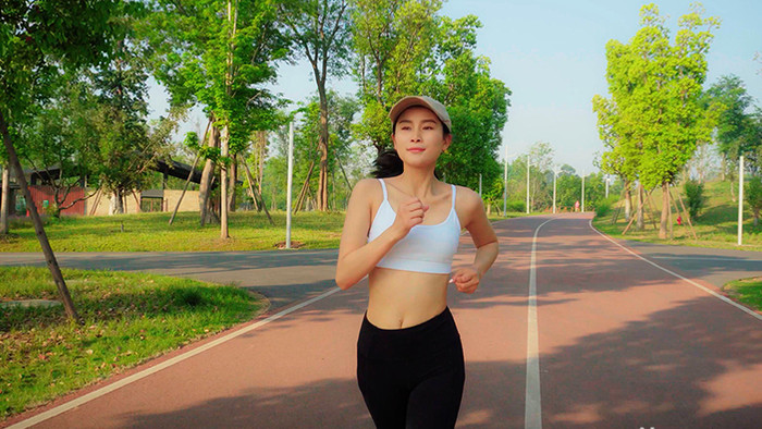 4K实拍阳光下女子跑步视频素材
