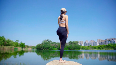 4K实拍女子在户外练瑜伽视频素材
