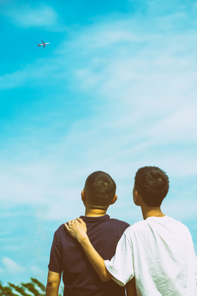 父子背影抬头望远方