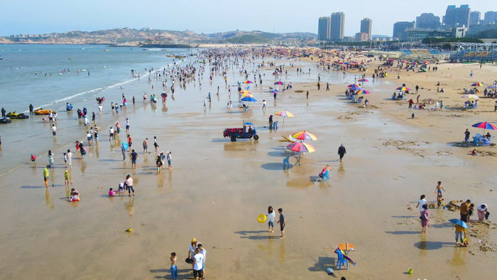 4K航拍节假日海边旅游游客爆满
