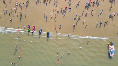 4K航拍海浪拍打沙滩人群