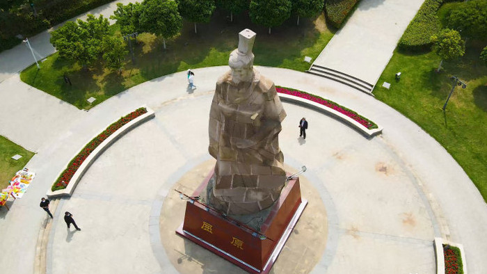 4K航拍荆州古城屈原故乡雕塑