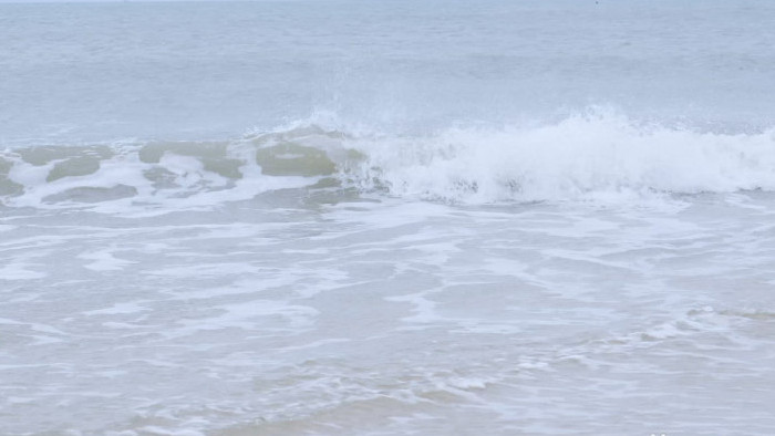 4K实拍海边海浪花拍打沙滩