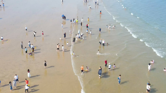 4K航拍海滨沙滩游客海浪浪花