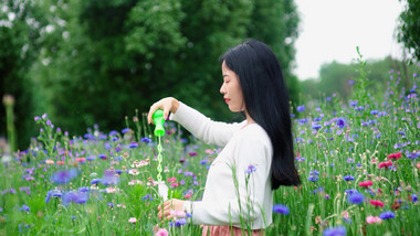 4K实拍美女在花海中吹泡泡