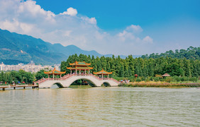 夏日湖泊山水自然风景摄影图