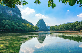 夏日山水湖泊自然风景摄影图