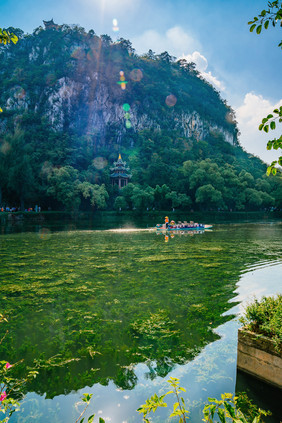 夏日山水湖泊湖水自然风景摄影图