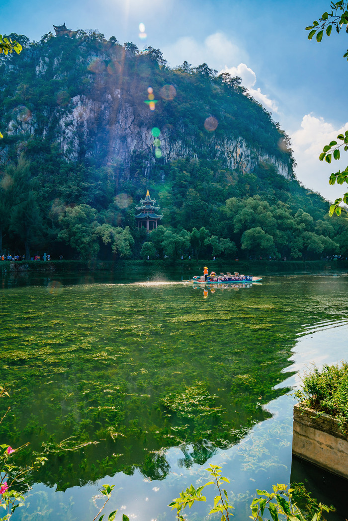 夏日山水湖泊湖水自然风景摄影图图片