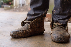 建筑工地工人沾满泥的双脚