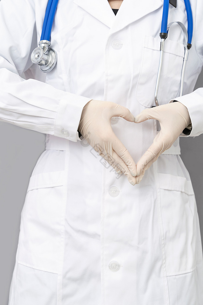 医护人员双手比爱心手势