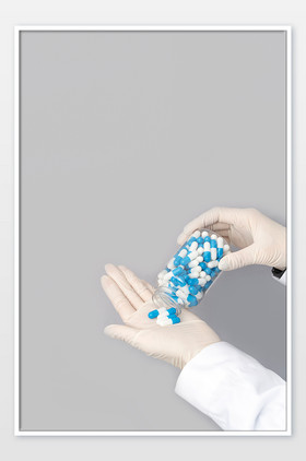 医生手拿药瓶倒药医护