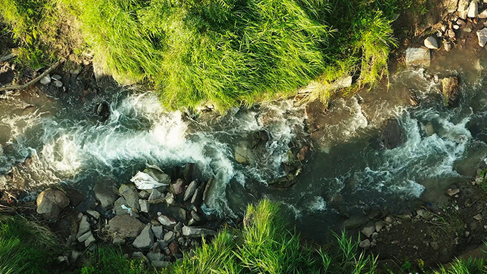 4k航拍夏季清新溪水水流小溪自然风景